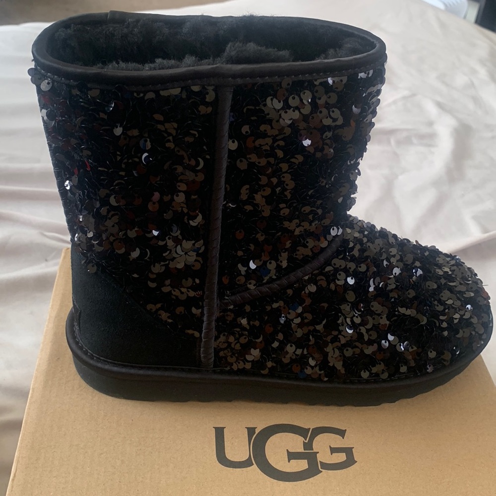 Kids’ Classic Short Chunky Sequin UGG boot Size 6